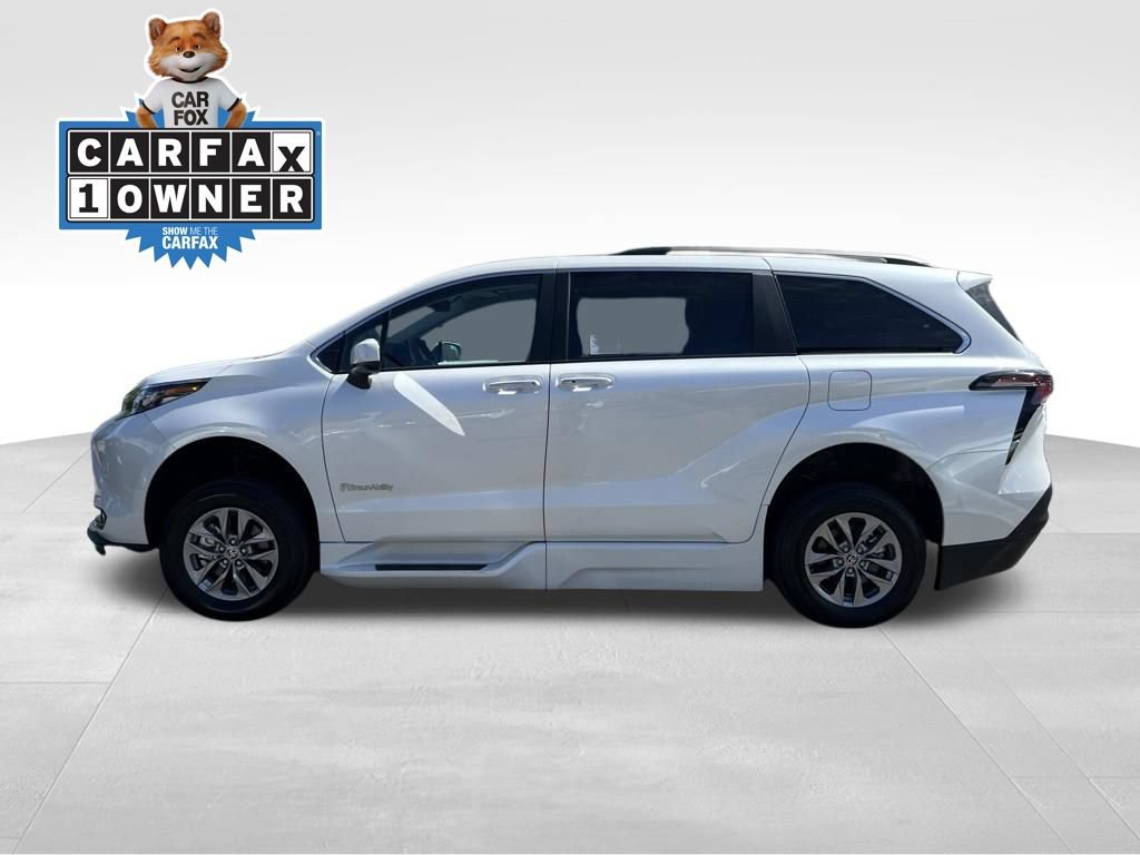 Used 2026 Toyota Sienna XLE FWD image 2