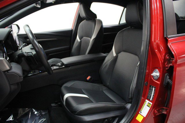 Used 2025 Toyota Camry SE w/ Convenience Package image 6