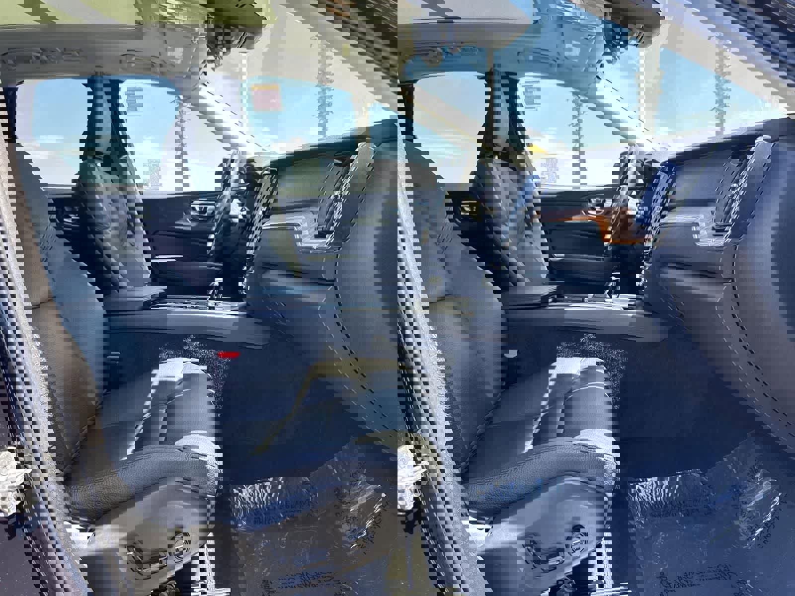 Used 2023 Volvo XC60 B5 Plus image 38