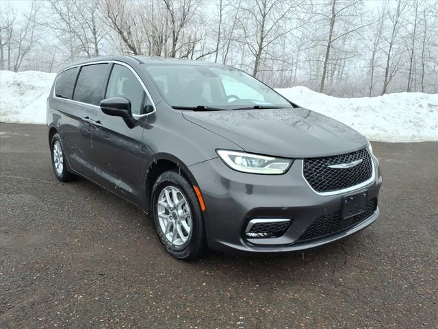 Used 2023 Chrysler Pacifica Touring-L FWD image 7