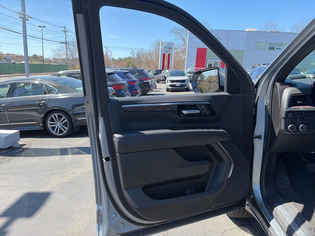 Used 2025 Chevrolet Suburban Z71 image 15