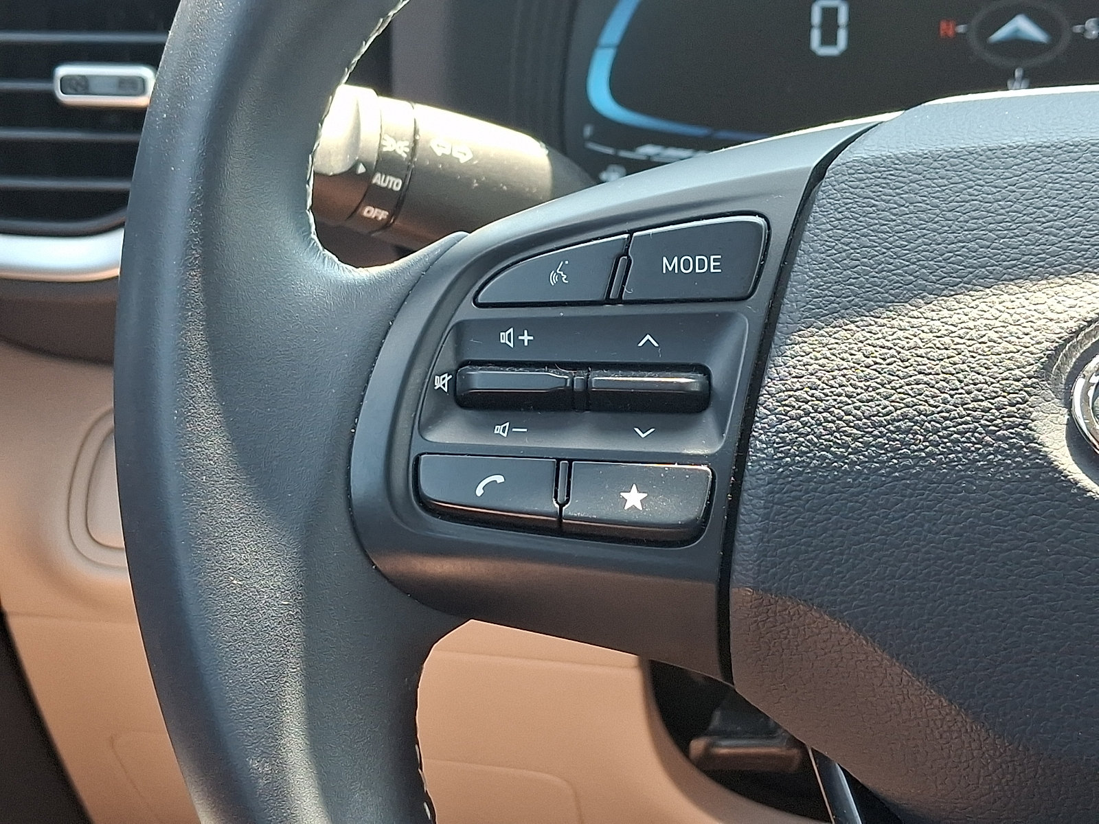 Used 2024 Hyundai Venue Limited FWD image 21
