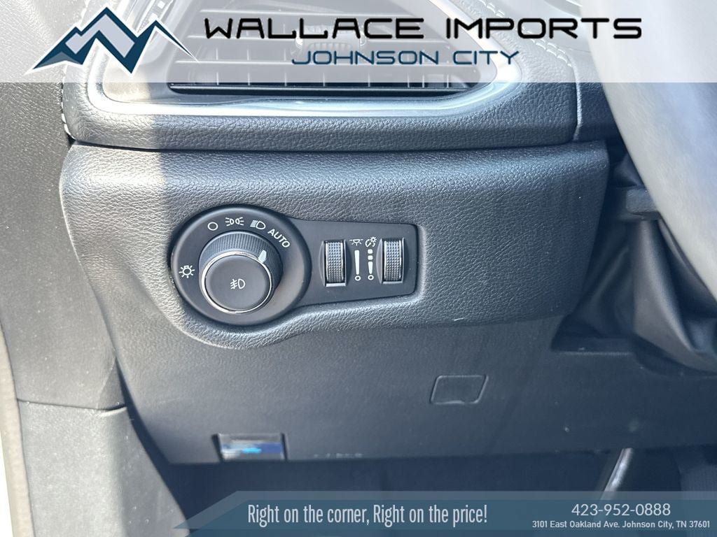 Used 2025 Chrysler Pacifica Limited FWD image 32