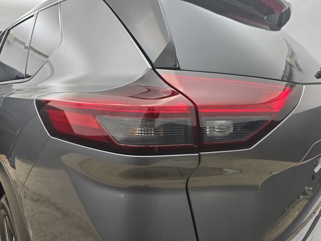 Used 2025 Nissan Rogue SL FWD image 38