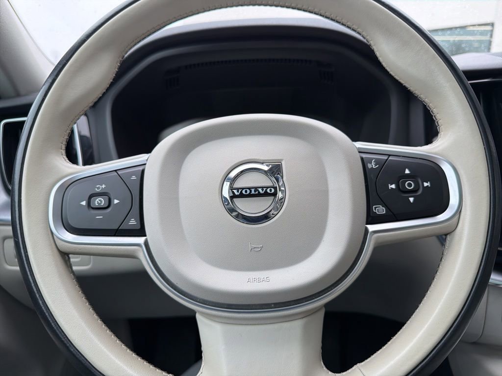 Used 2021 Volvo XC60 T5 Momentum image 36