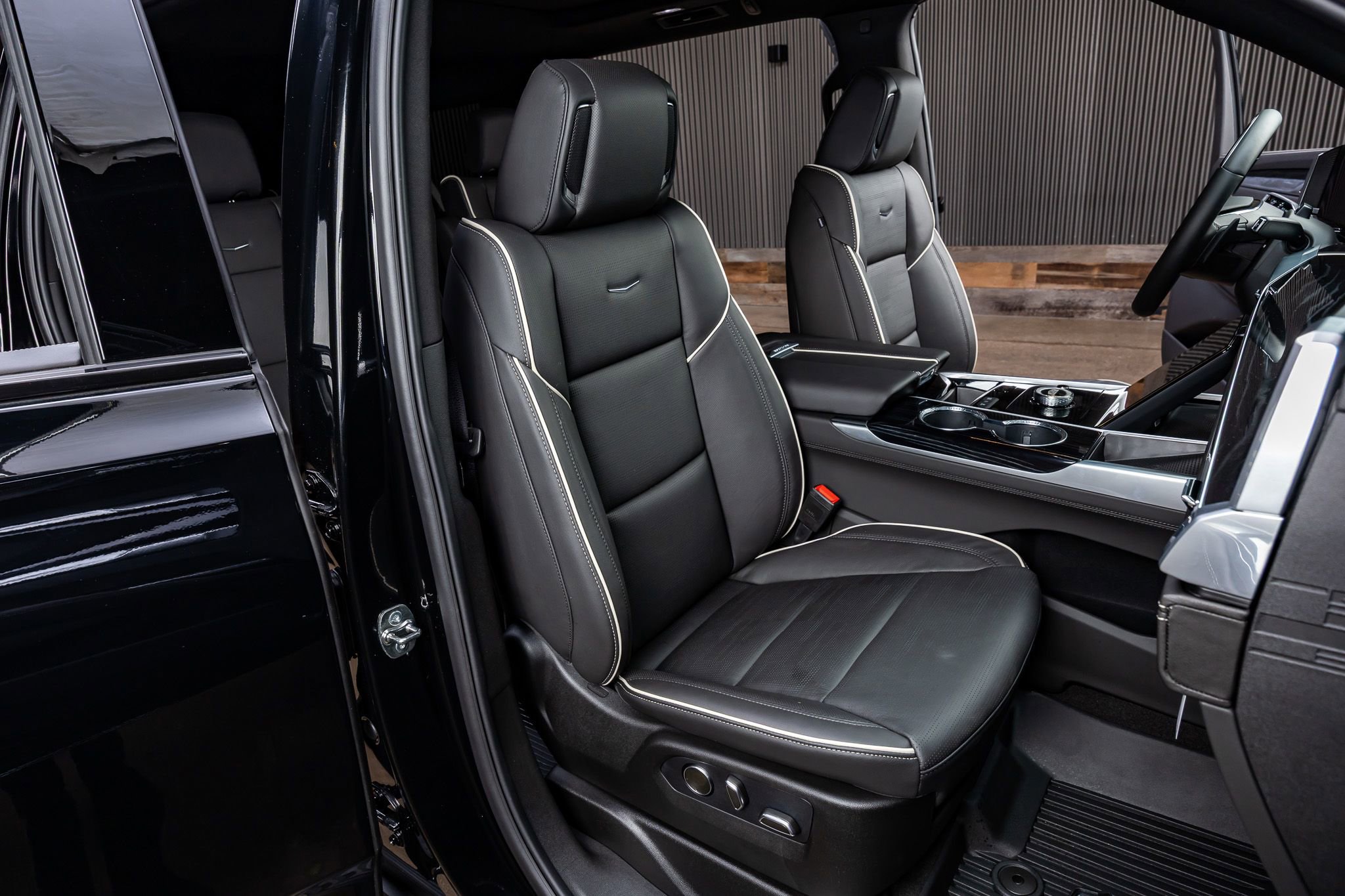 Used 2026 Cadillac Escalade ESV Sport w/ LPO, ONYX Package AWD/4WD image 29
