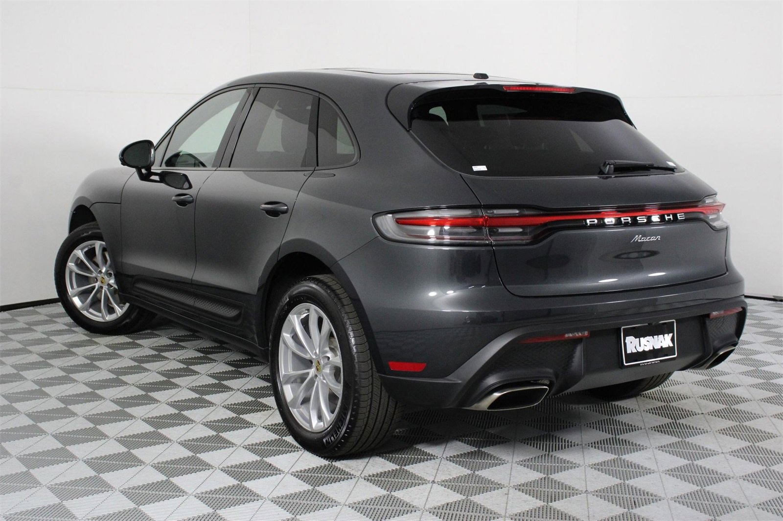 Used 2025 Porsche Macan image 3
