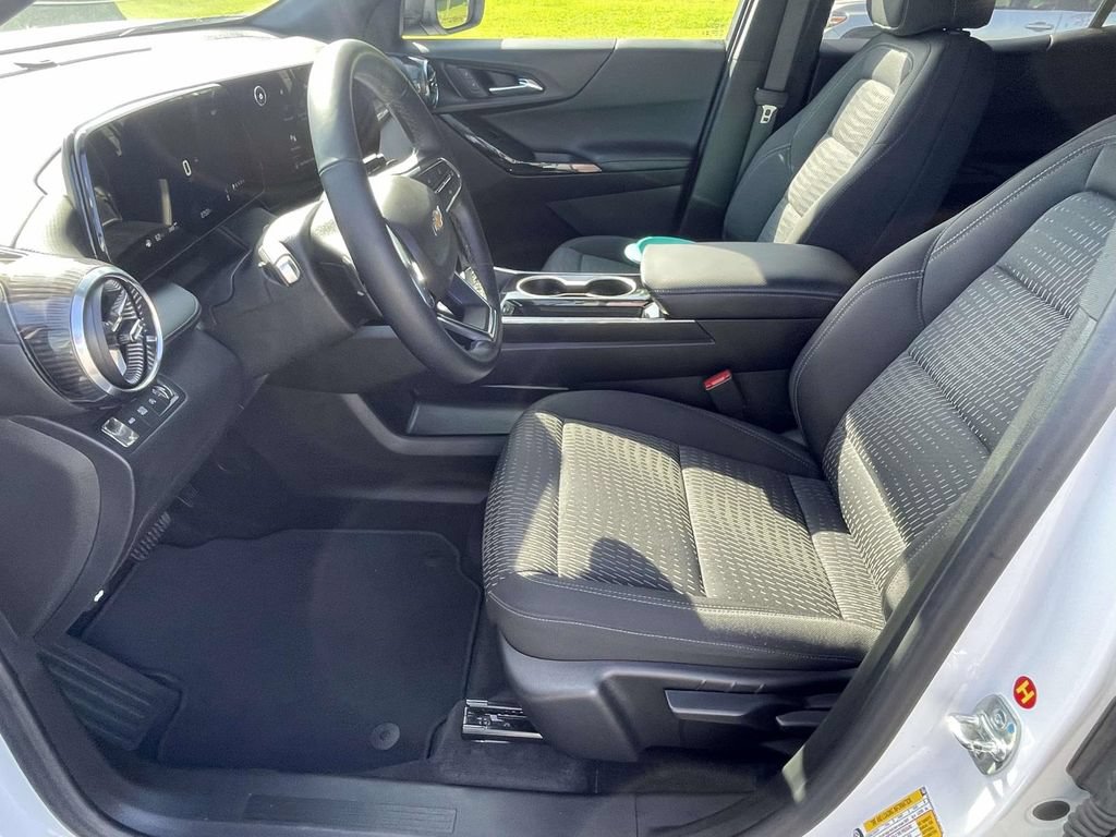 Used 2025 Chevrolet Equinox LT AWD/4WD image 13