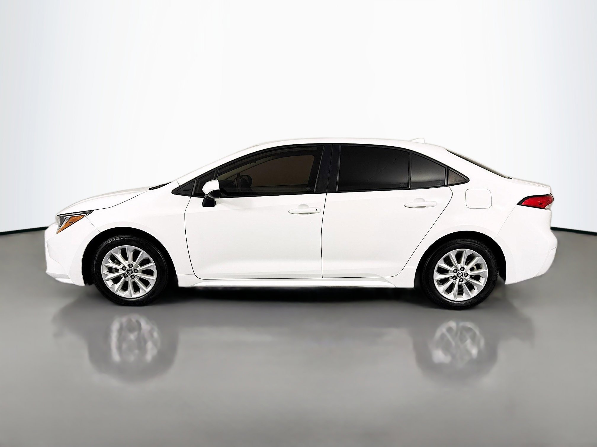 Used 2021 Toyota Corolla LE w/ LE Convenience Package image 8