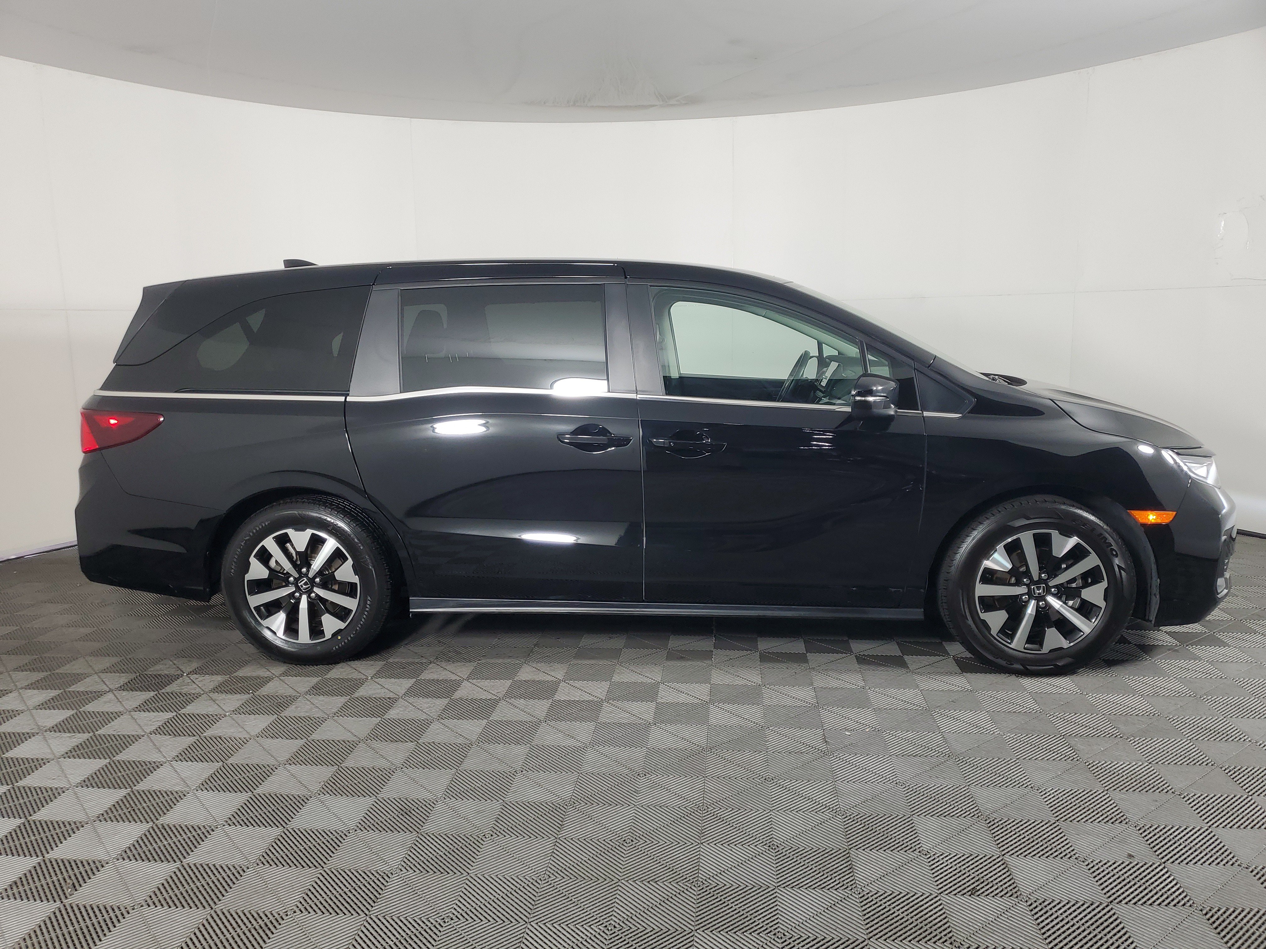 Used 2025 Honda Odyssey EX-L image 3