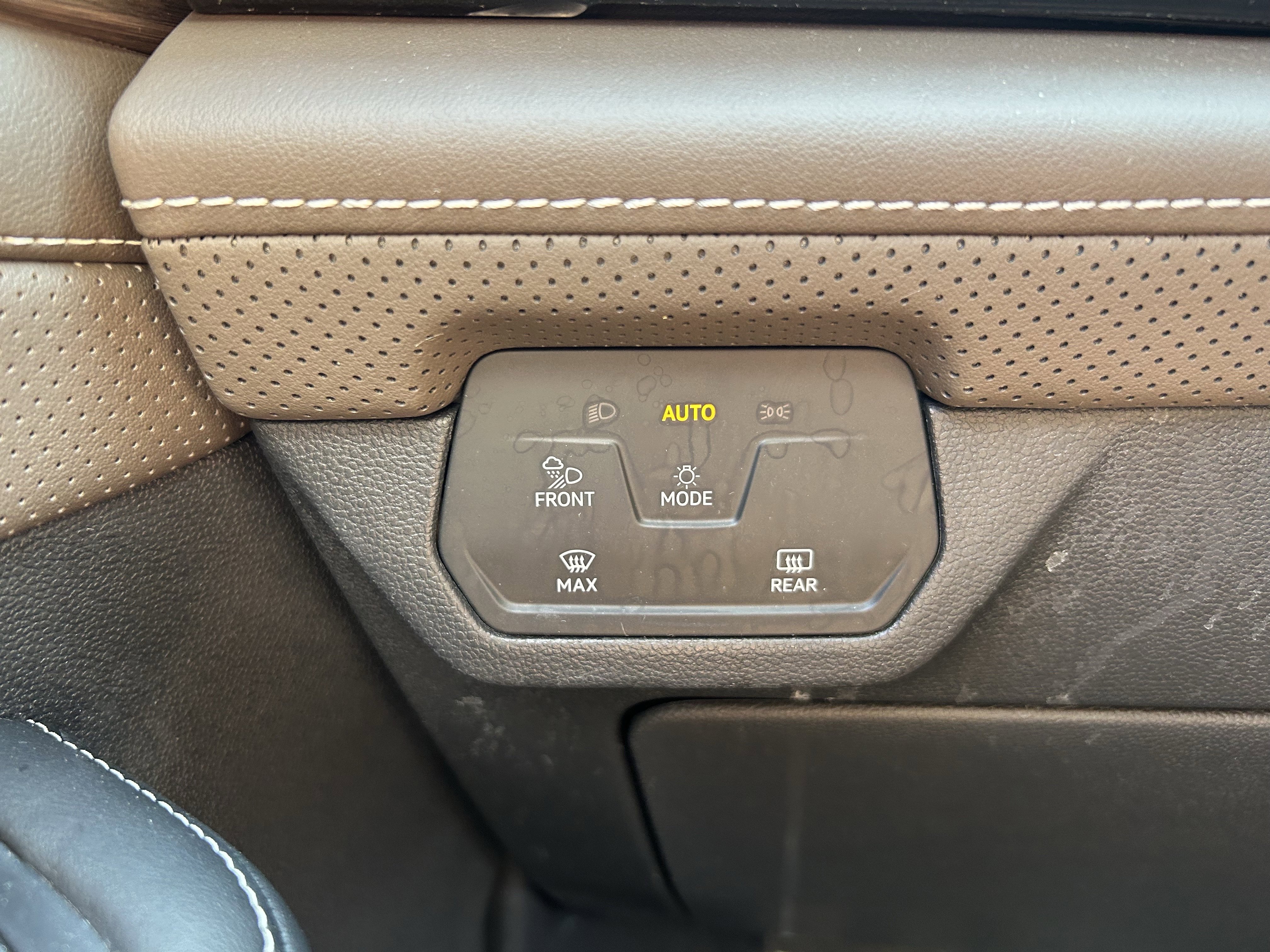 Used 2024 Volkswagen Atlas SEL AWD/4WD image 20