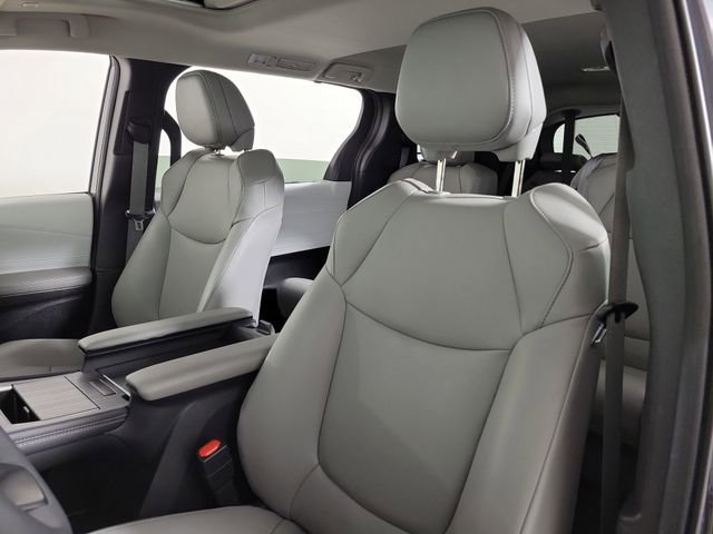 Used 2025 Toyota Sienna XLE image 20