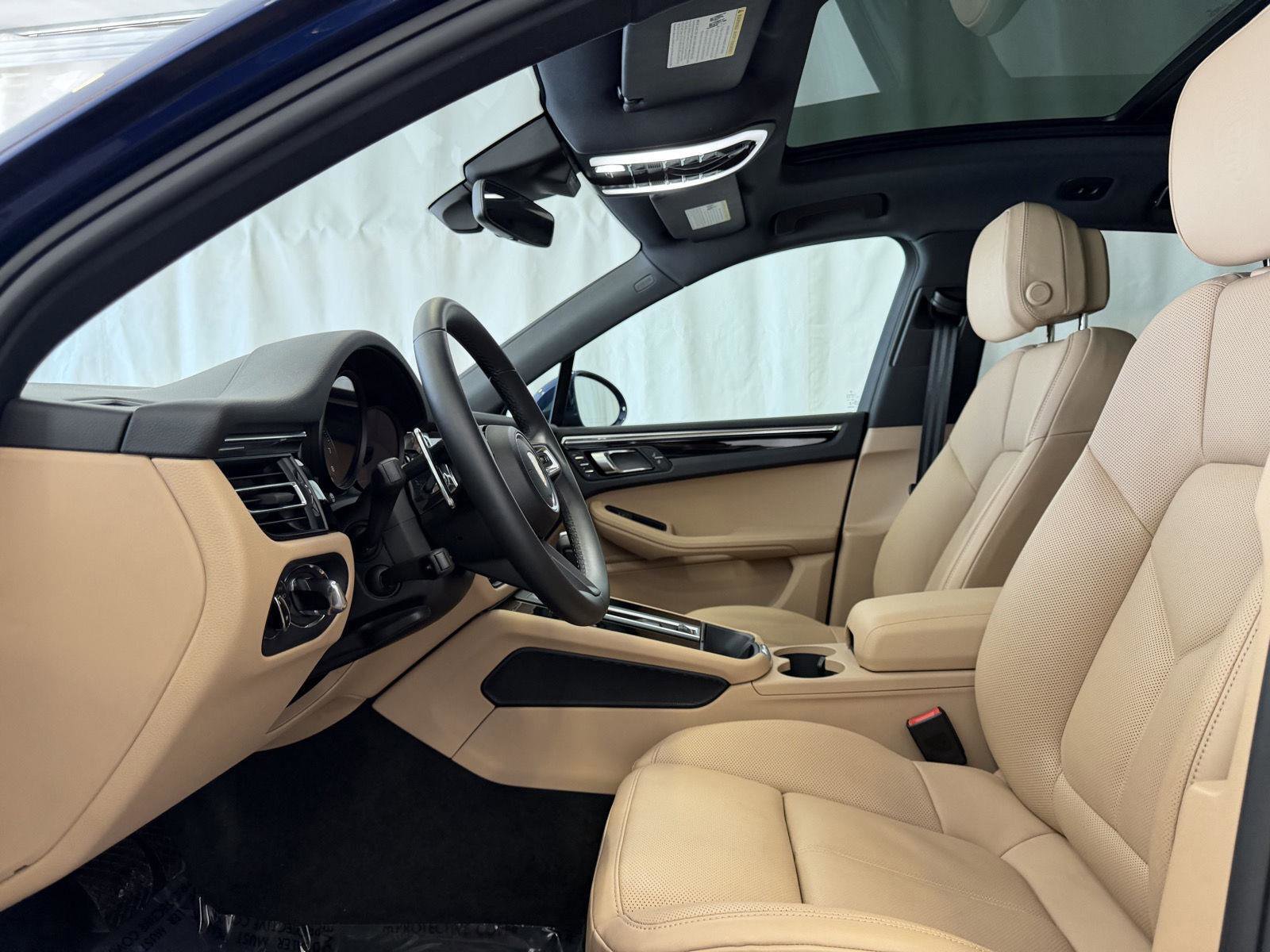 Certified 2025 Porsche Macan Turbo image 5