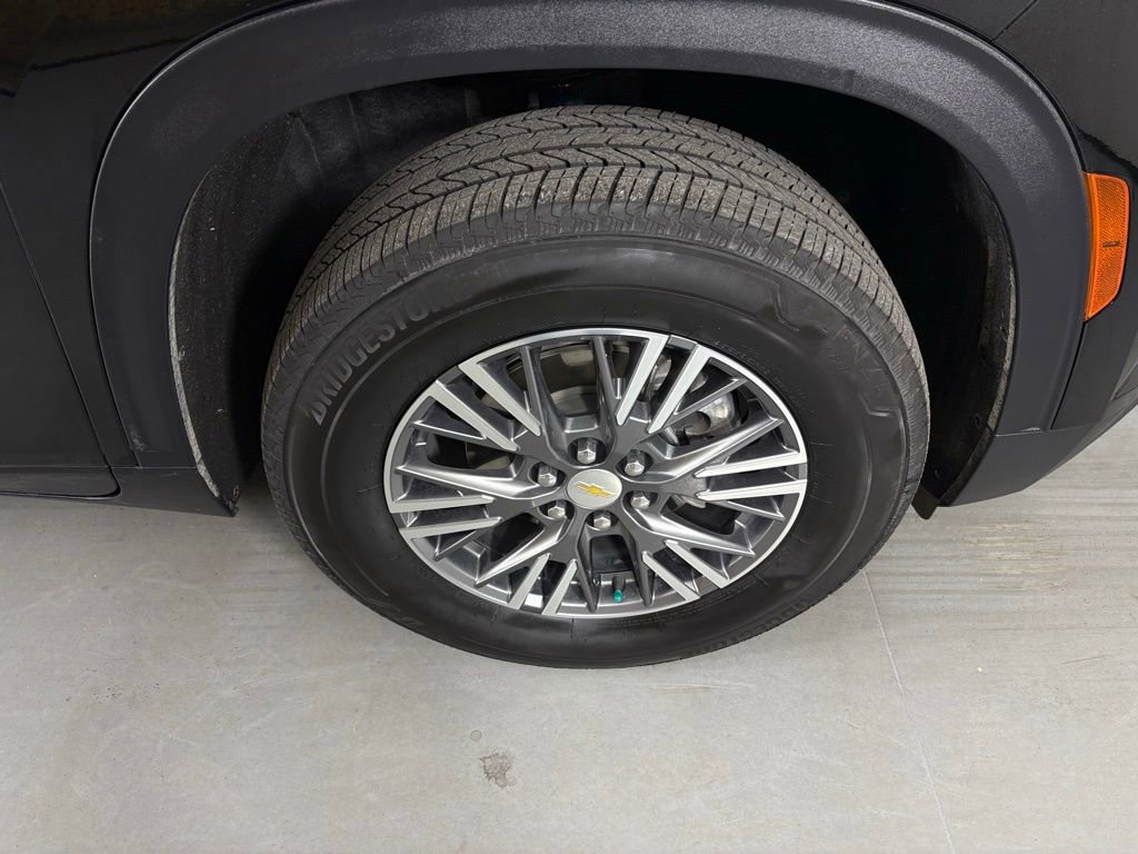 Used 2025 Chevrolet Traverse LT FWD image 14