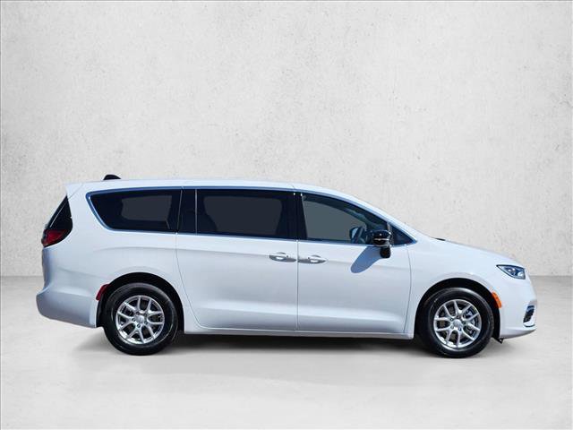 New 2026 Chrysler Pacifica Select image 5