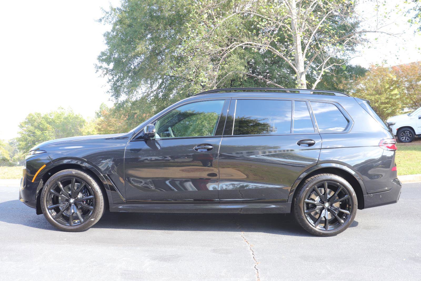 New 2026 BMW X7 M60i image 3