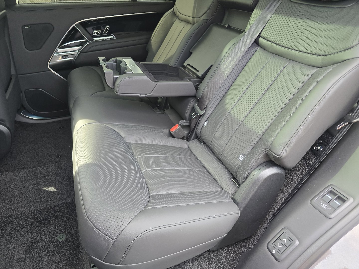 New 2026 Land Rover Range Rover Long Wheelbase SE image 36