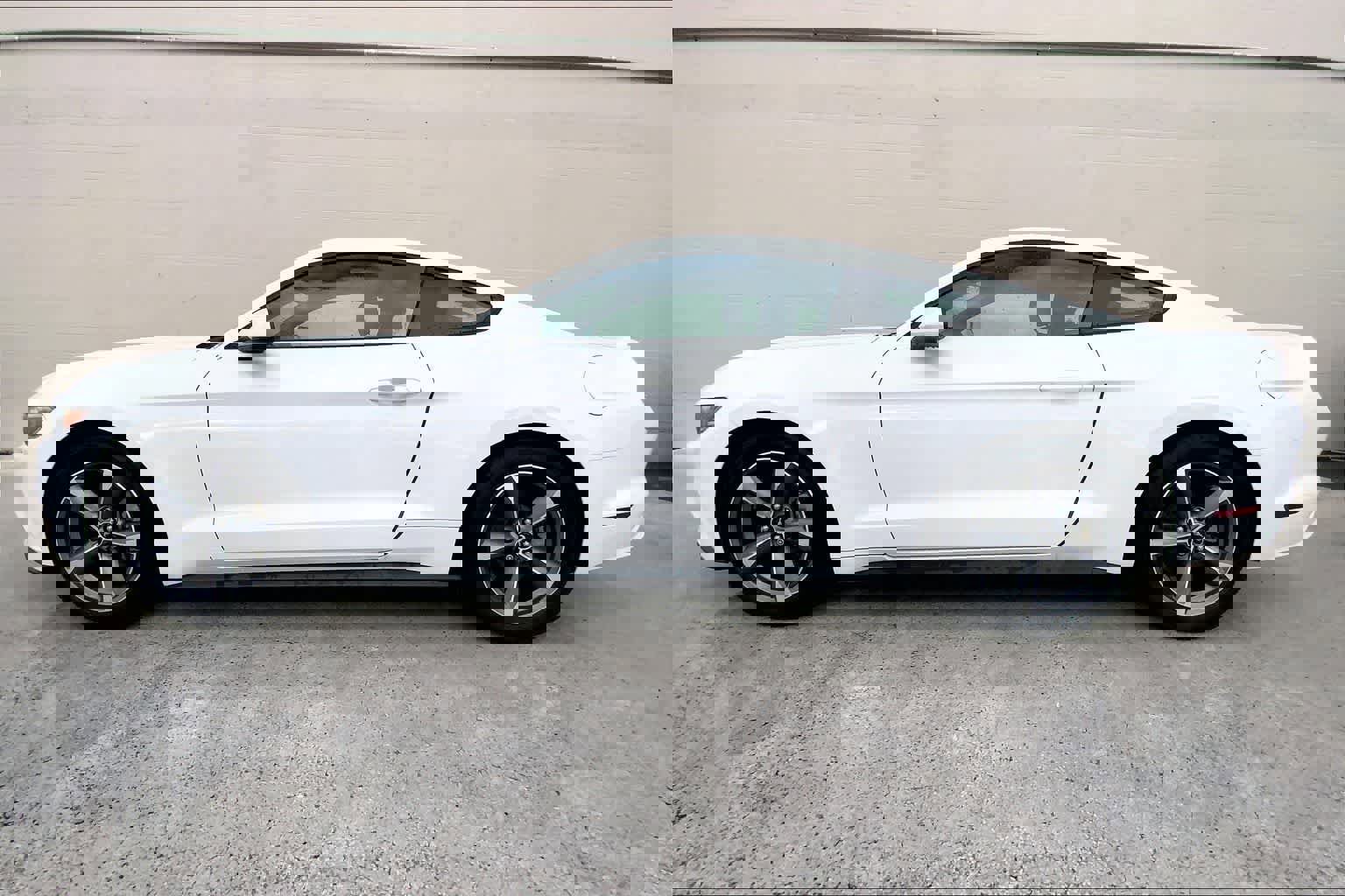 Used 2017 Ford Mustang EcoBoost image 4