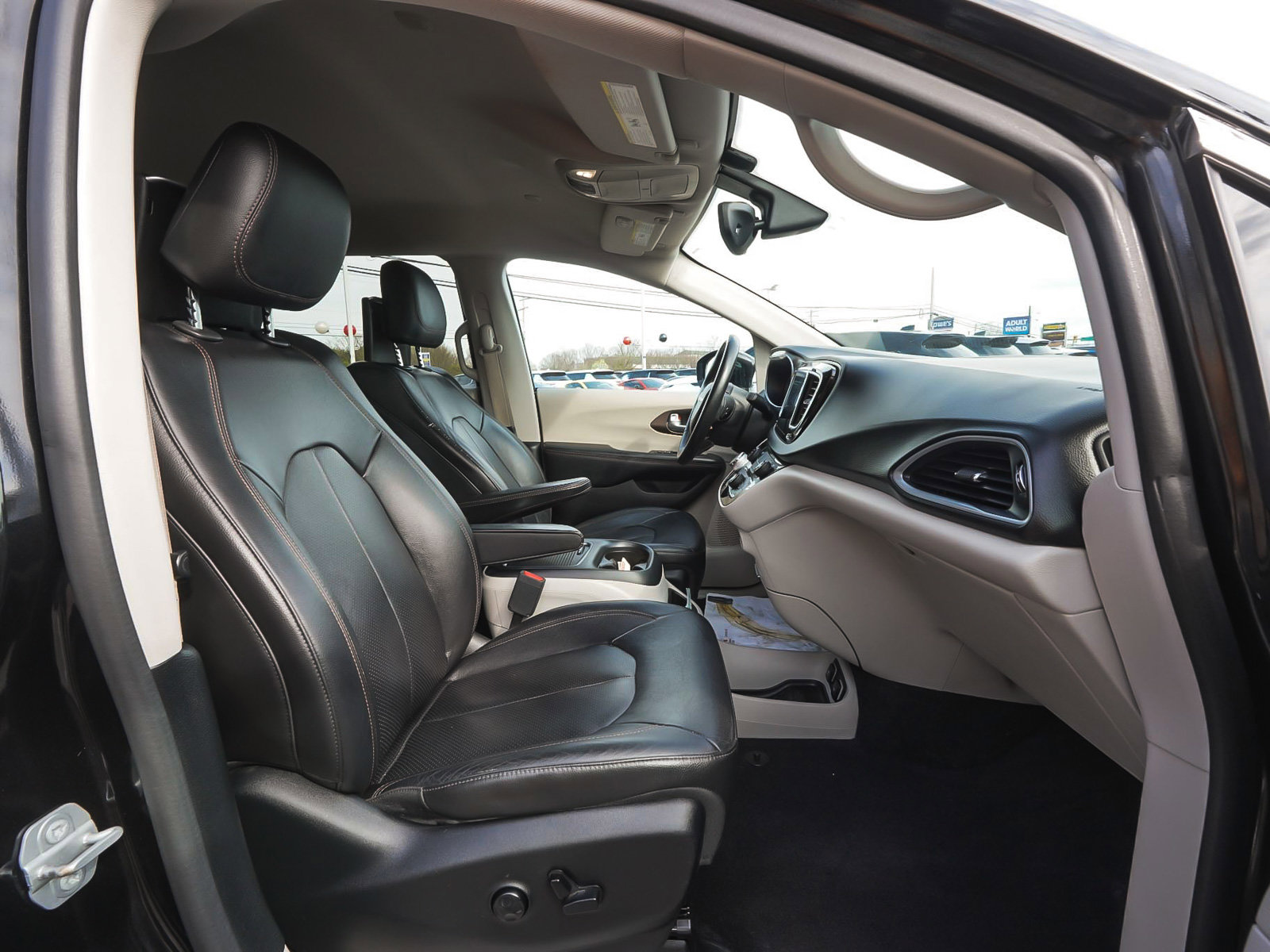 Used 2017 Chrysler Pacifica Touring-L Plus FWD image 44