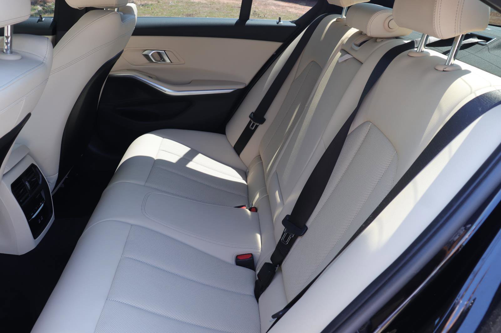Used 2024 BMW 330i Sedan w/ Premium Package image 15