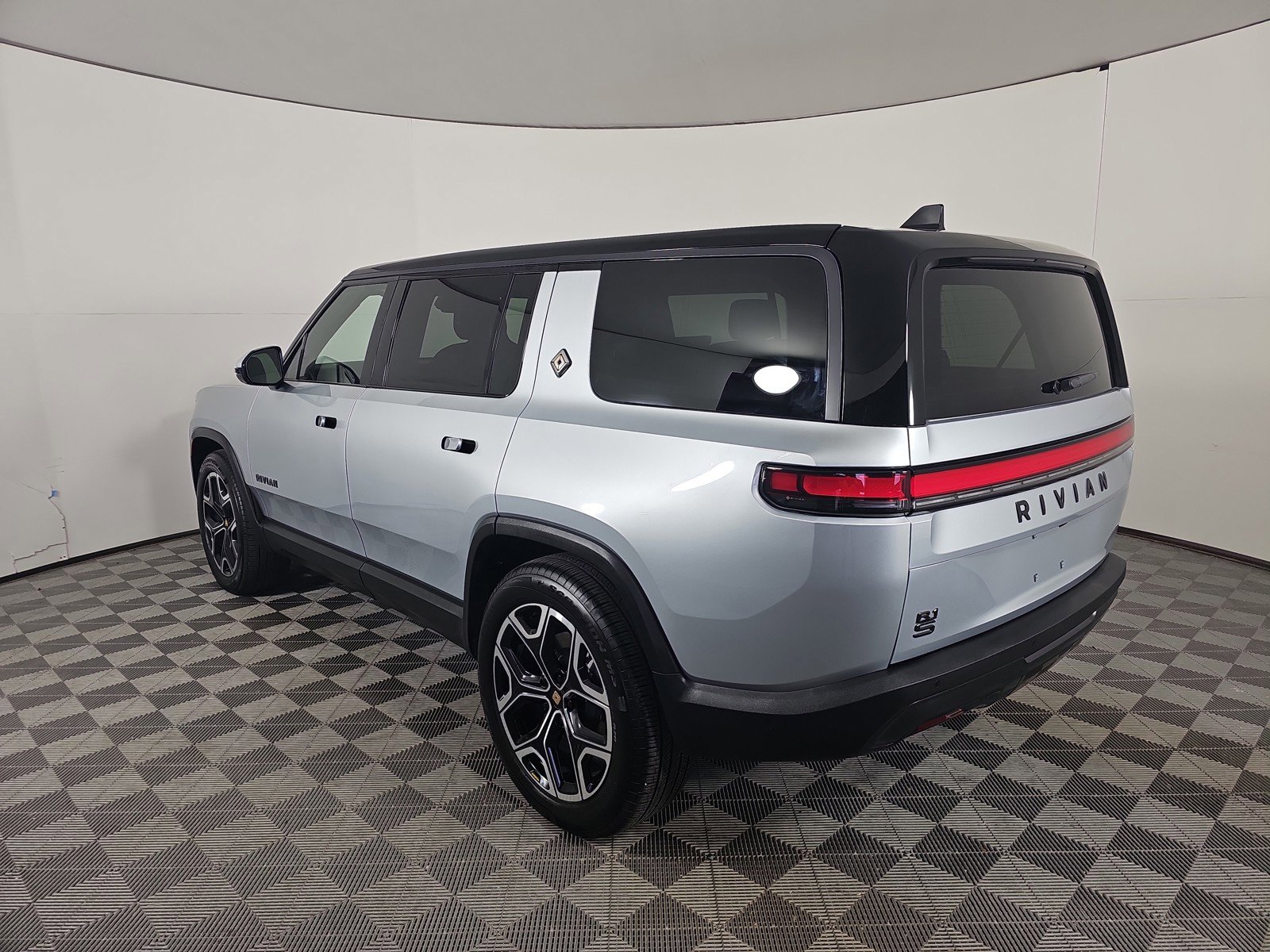 Used 2025 Rivian R1S Adventure AWD/4WD image 3