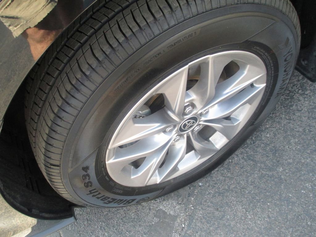 Used 2025 Toyota Sienna XLE w/ XLE Plus Package image 13