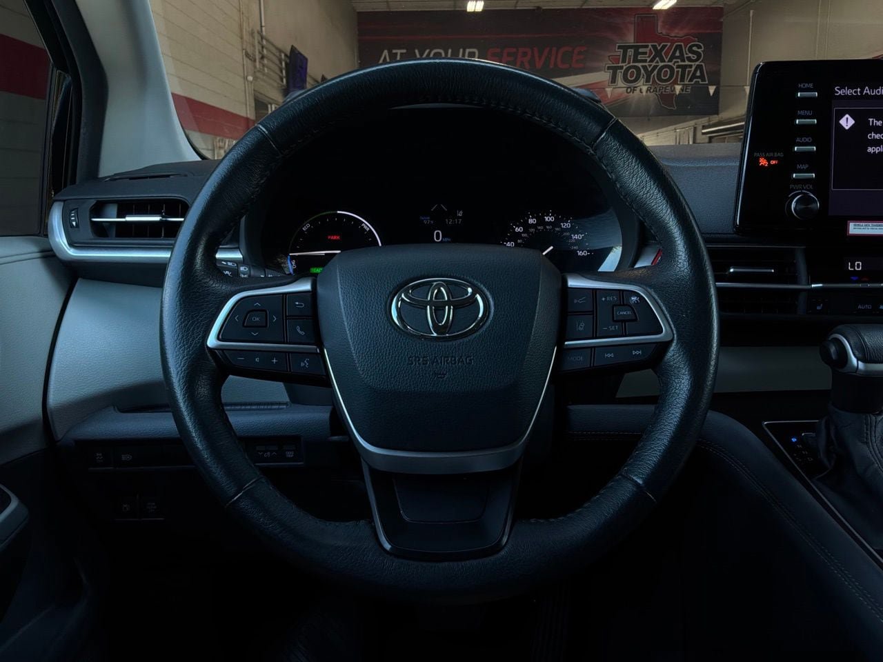 Used 2024 Toyota Sienna XLE FWD image 41
