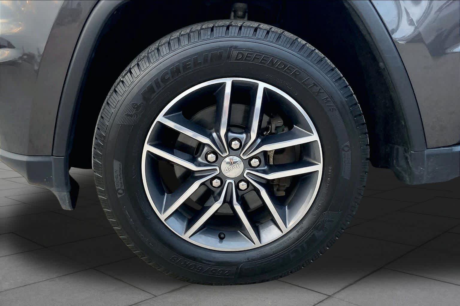 Used 2017 Jeep Grand Cherokee Limited w/ Luxury Group II AWD/4WD image 10