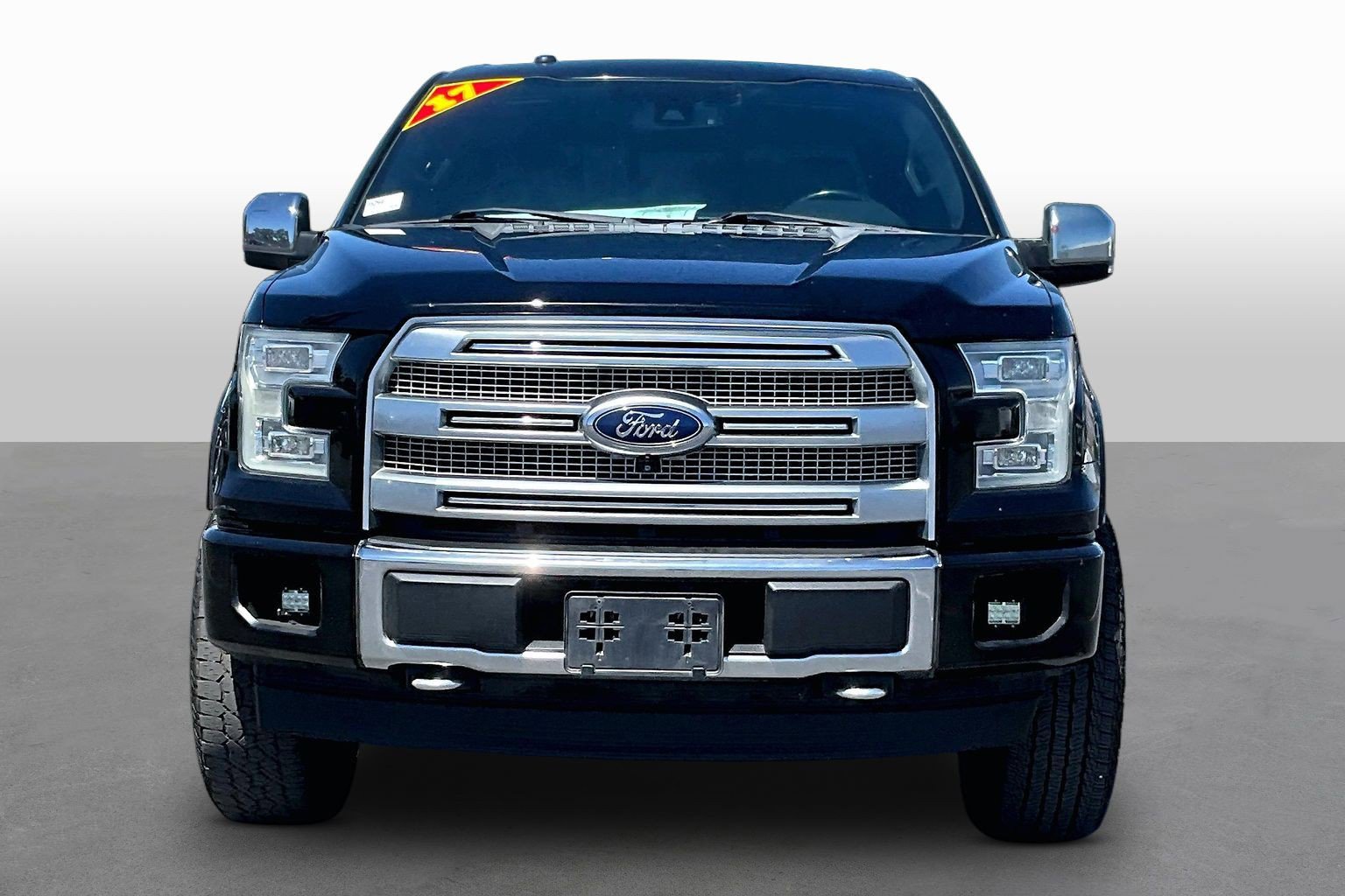 Used 2017 Ford F150 Platinum w/ Equipment Group 701A Luxury AWD/4WD image 3