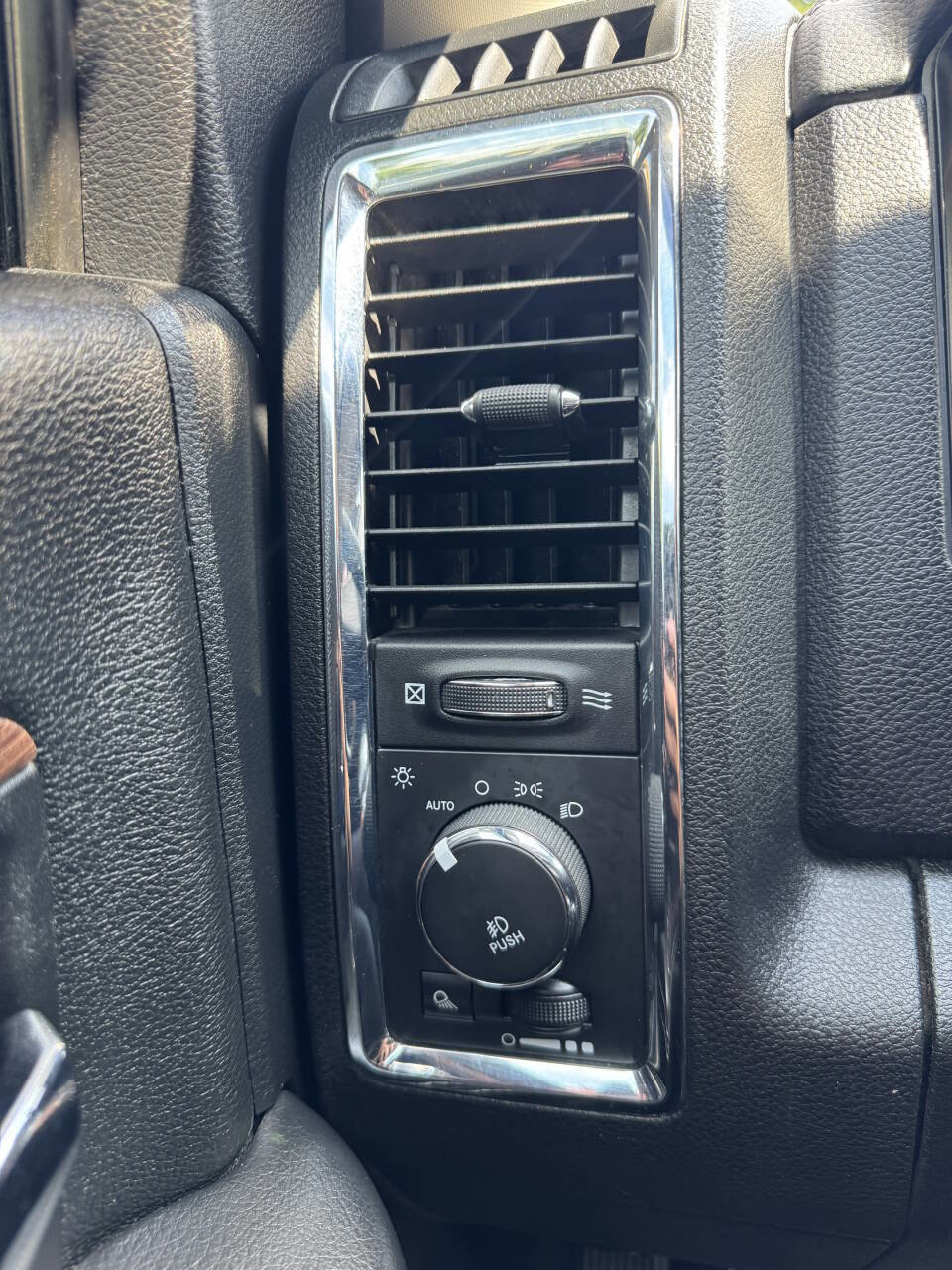 Used 2014 RAM 1500 Laramie w/ Convenience Group image 24