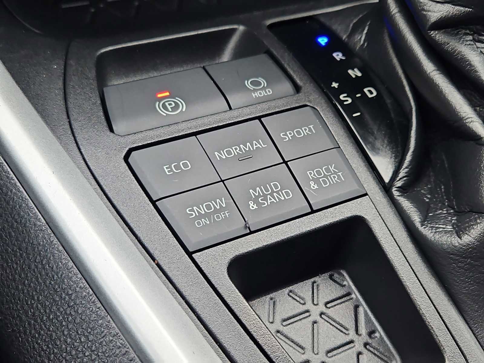 Used 2021 Toyota RAV4 LE image 16