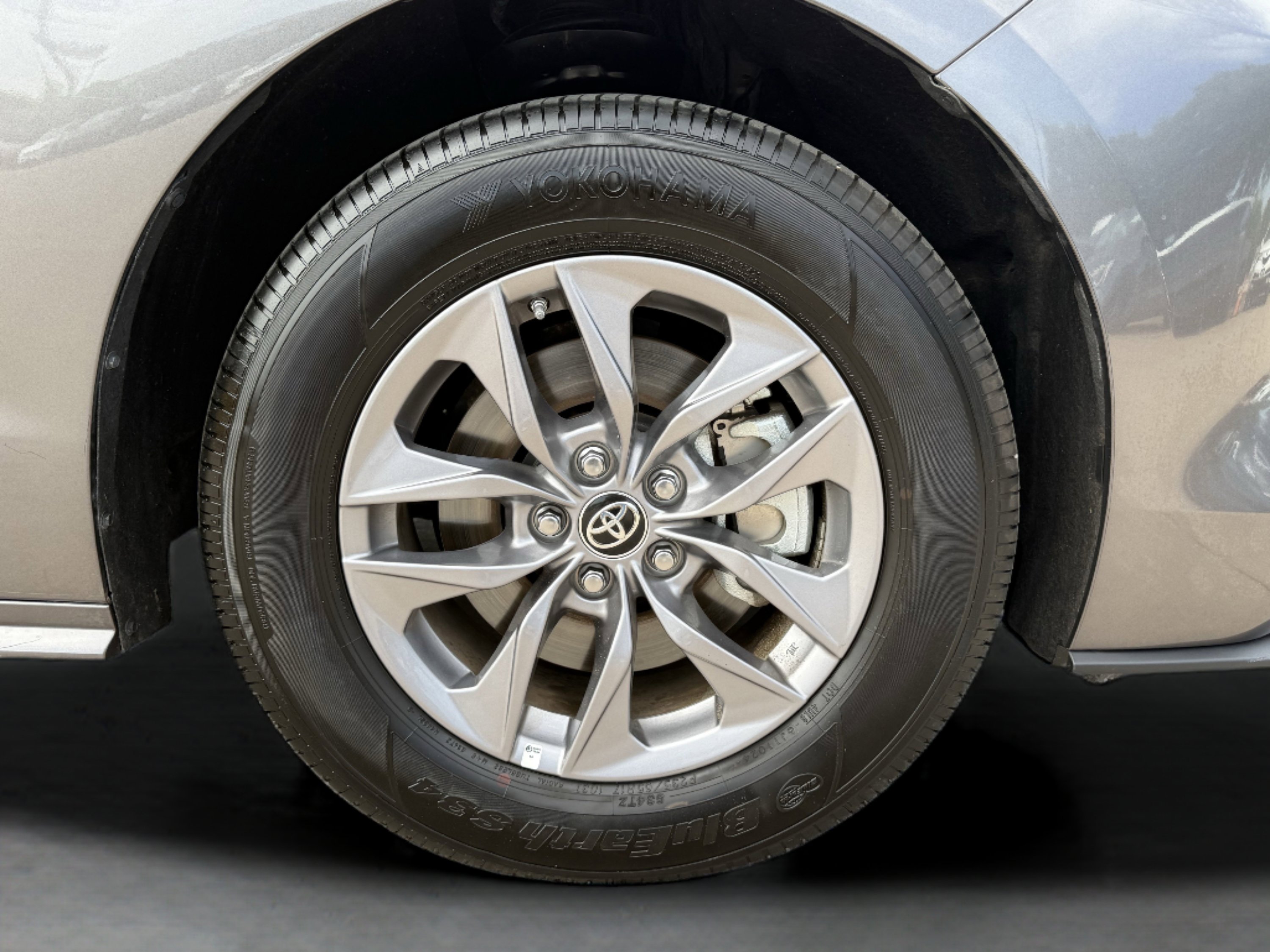 Used 2024 Toyota Sienna LE image 9