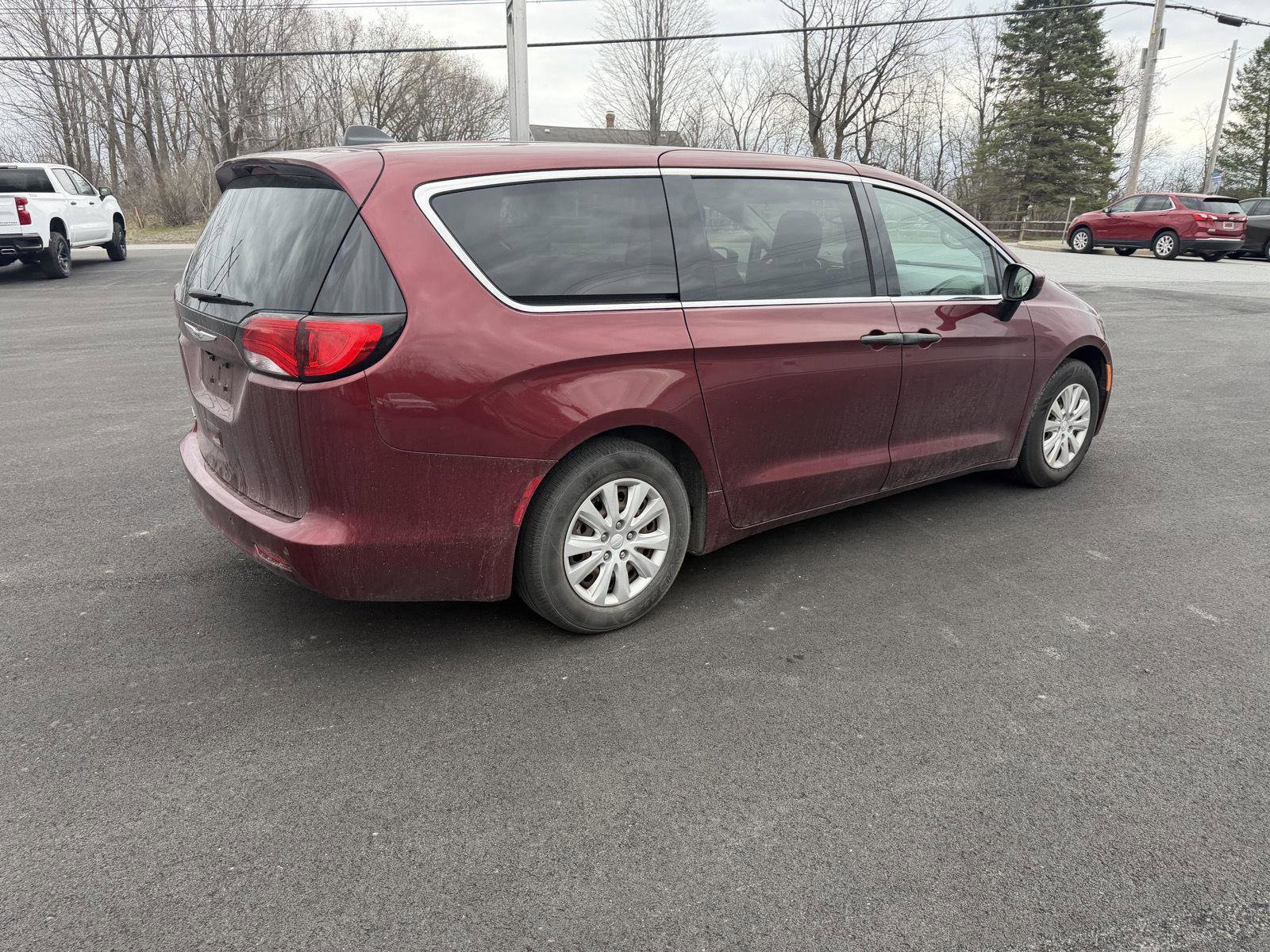 Used 2021 Chrysler Voyager L FWD image 5
