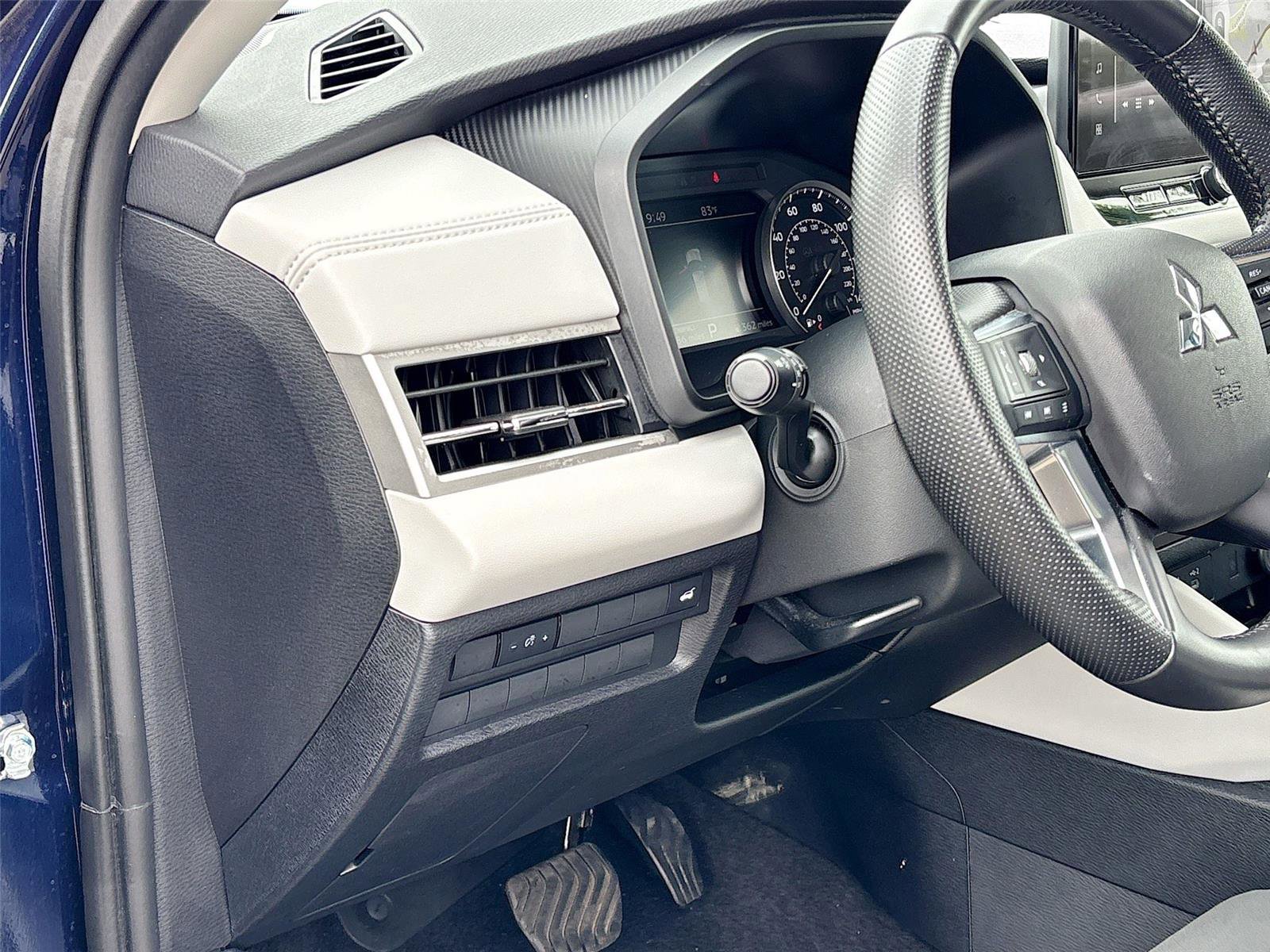 Used 2025 Mitsubishi Outlander SE FWD image 10
