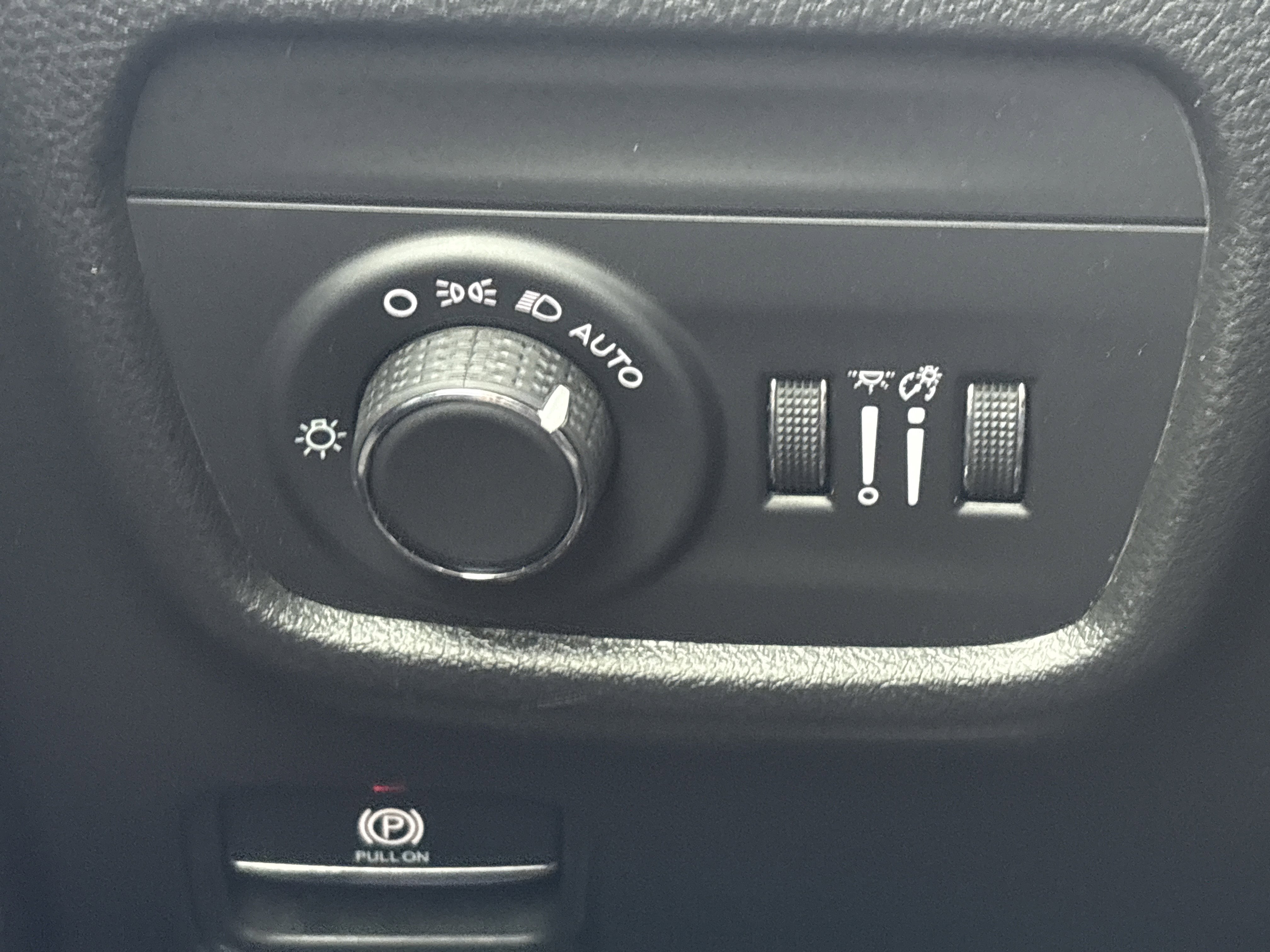 Used 2025 Jeep Grand Cherokee Laredo X RWD image 32