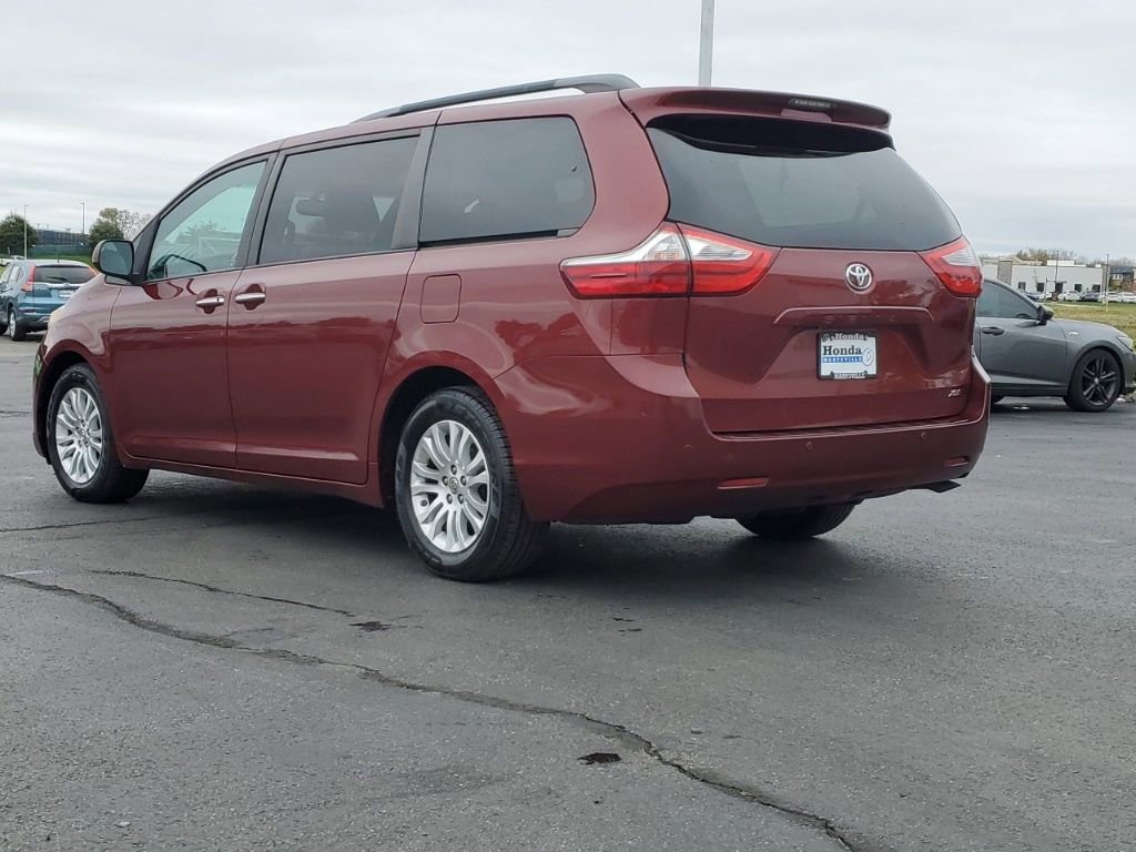 Used 2017 Toyota Sienna XLE Premium image 5