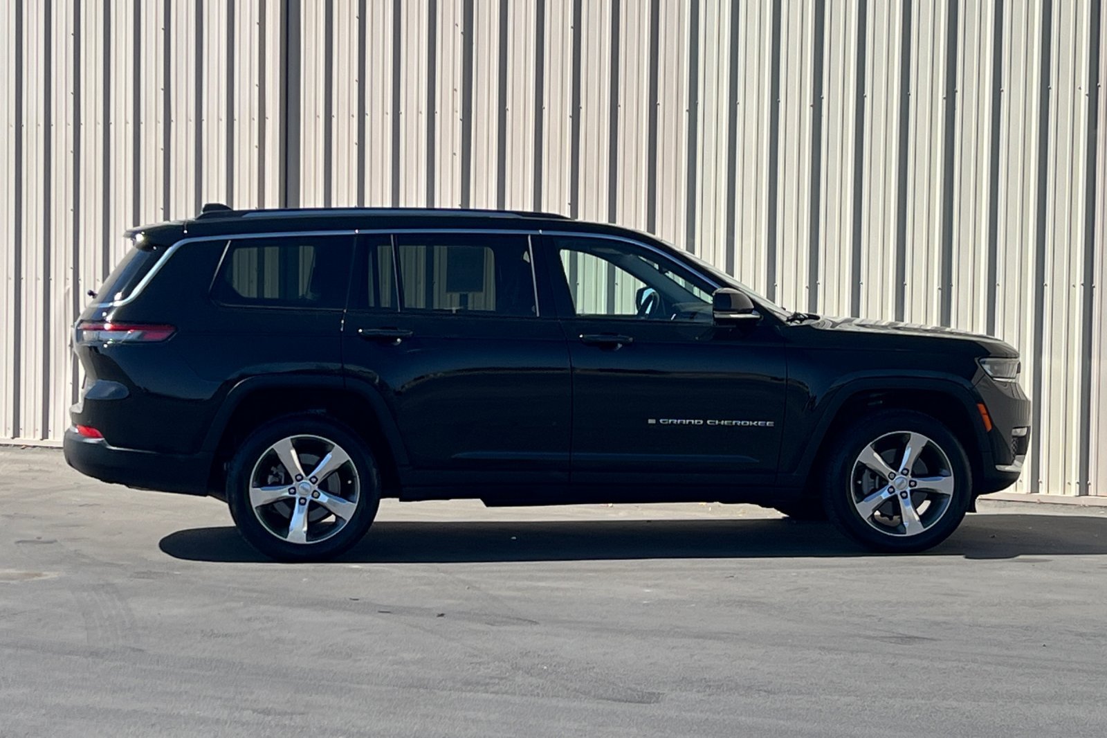Used 2022 Jeep Grand Cherokee L Limited AWD/4WD image 3