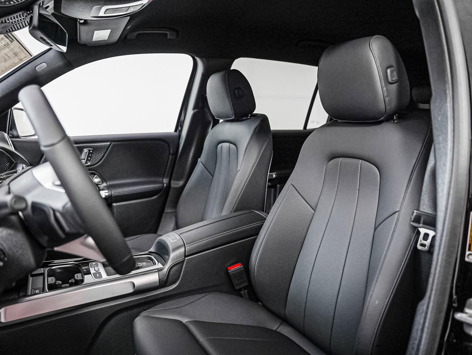 New 2025 Mercedes-Benz GLB 250 4MATIC image 11