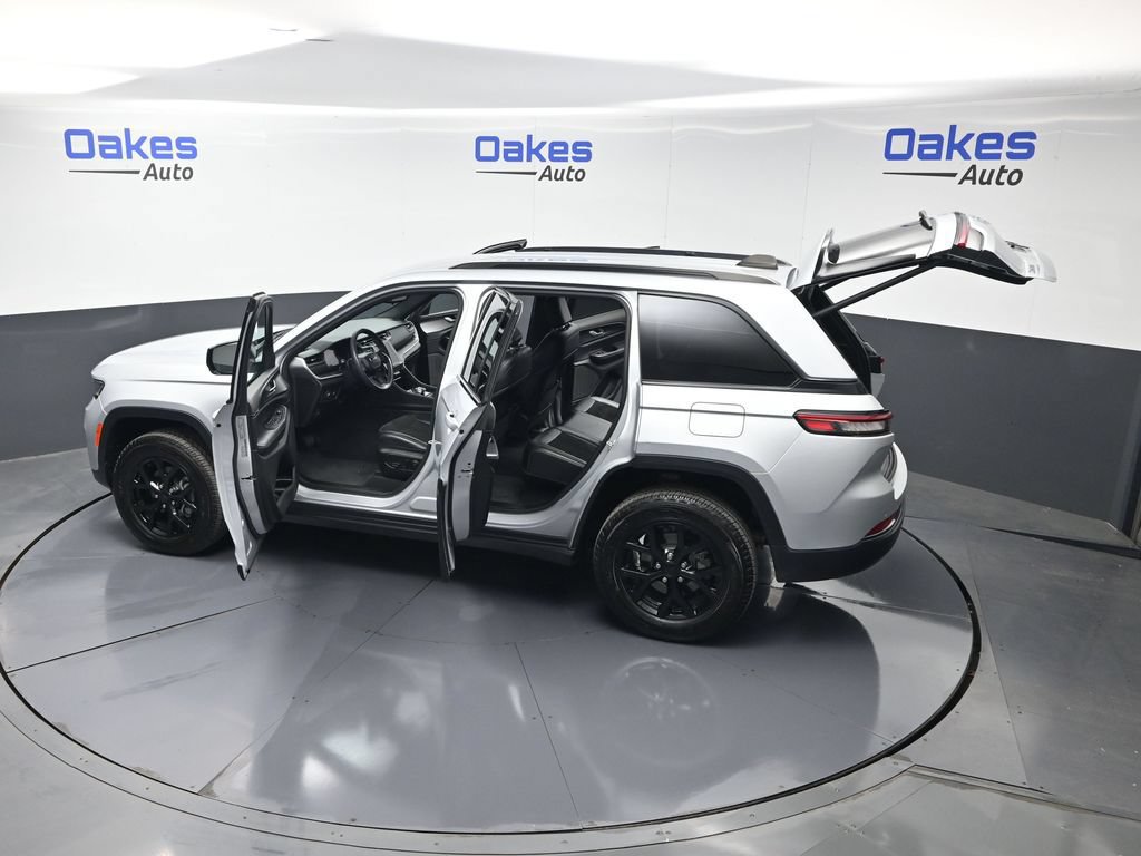 Used 2024 Jeep Grand Cherokee Altitude RWD image 57