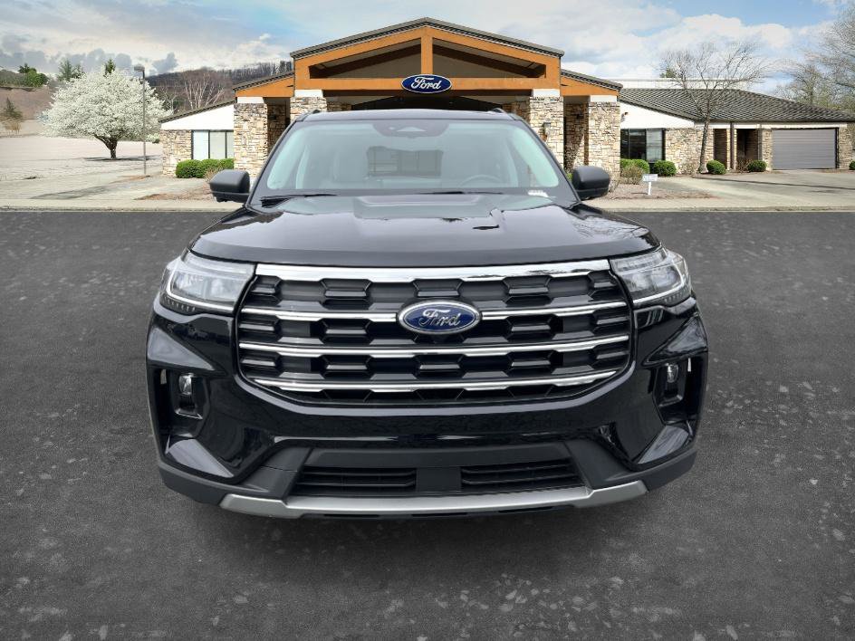 Used 2025 Ford Explorer Active w/ Active Comfort Package image 2