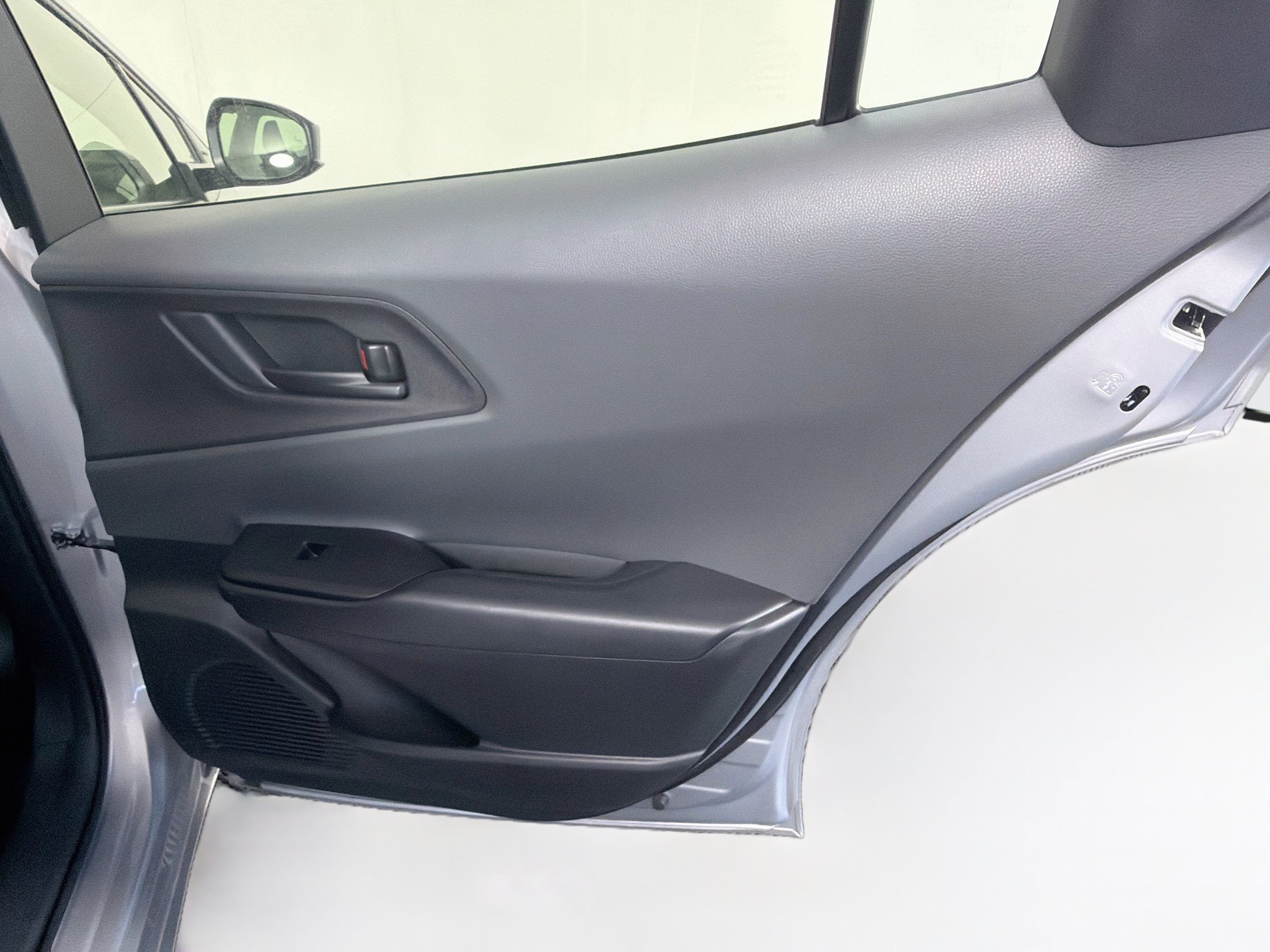 Used 2025 Toyota Prius LE FWD image 30