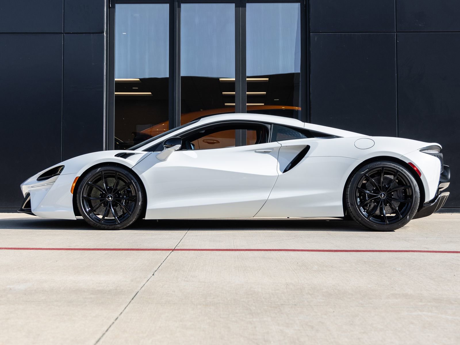 Used 2024 McLaren Artura image 10