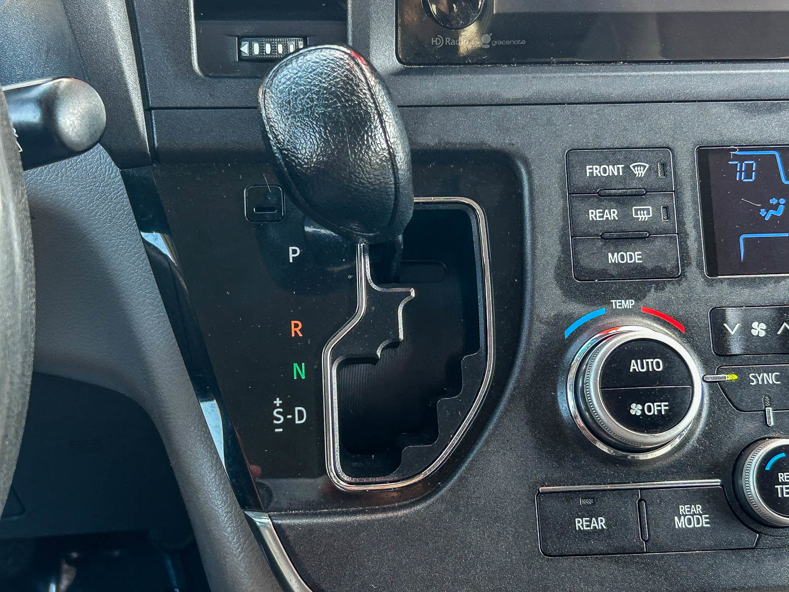 Used 2015 Toyota Sienna LE w/ Four Season Floor Mat Package image 20