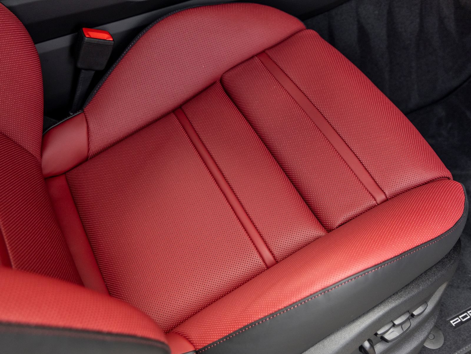 Certified 2025 Porsche Cayenne GTS AWD/4WD image 39
