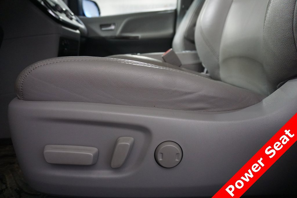 Used 2017 Toyota Sienna XLE image 6