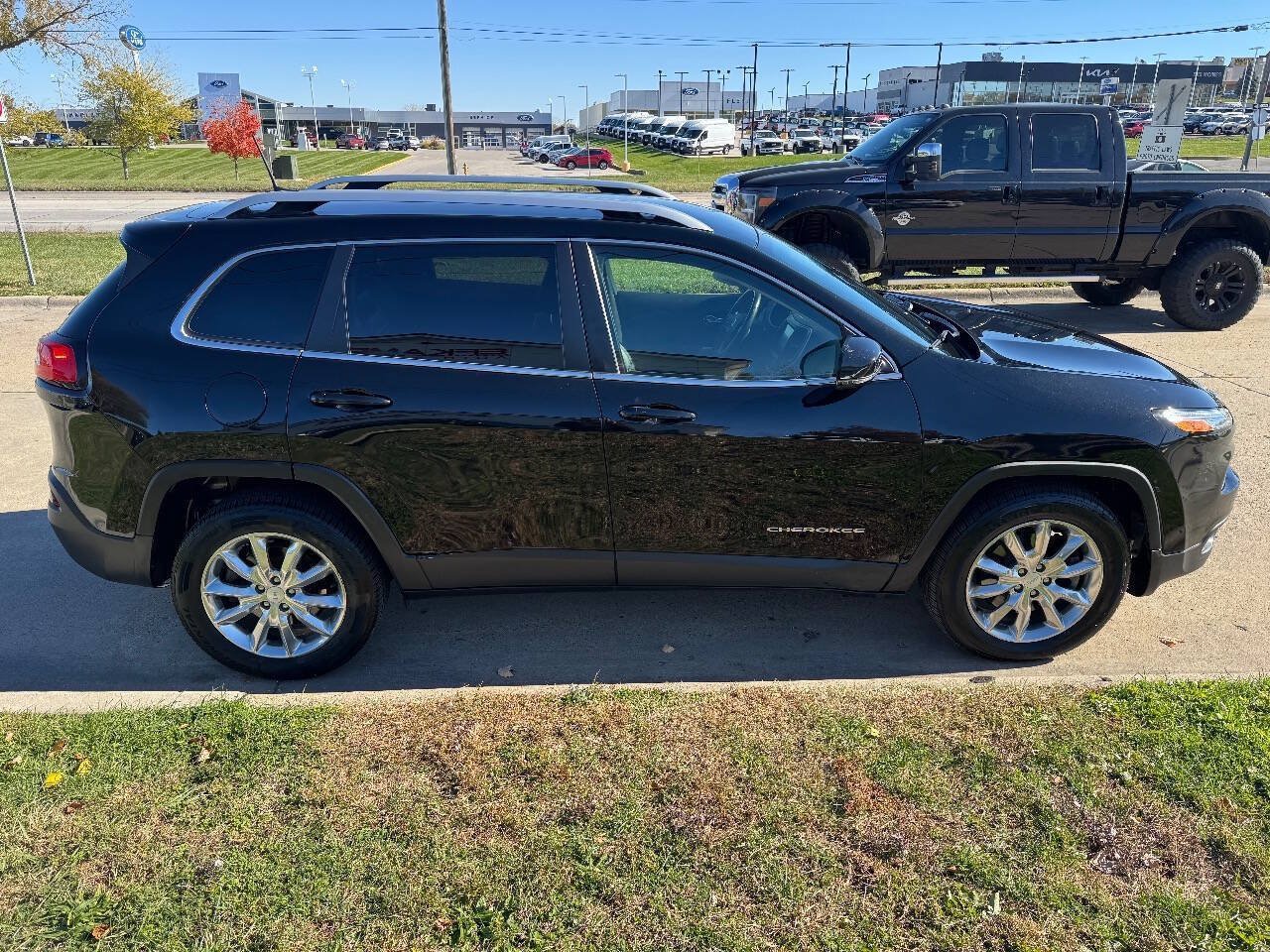 Used 2017 Jeep Cherokee Limited AWD/4WD image 6