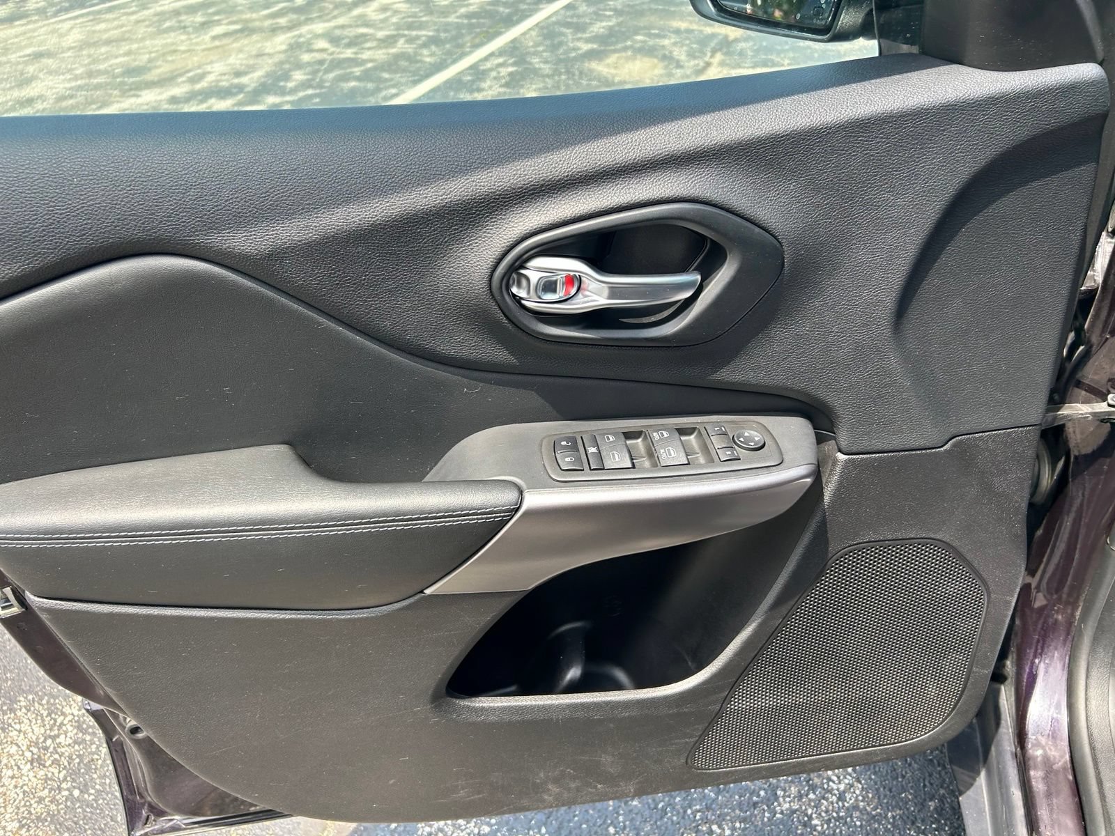 Used 2021 Jeep Cherokee Latitude Plus AWD/4WD image 12