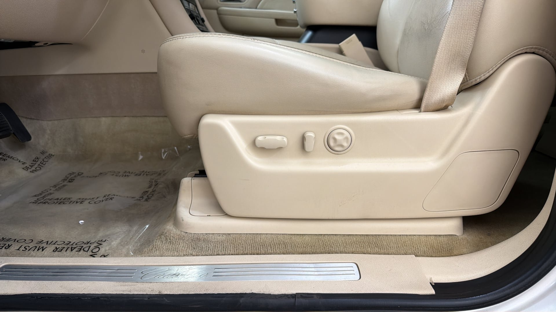Used 2007 Cadillac Escalade AWD w/ Climate Package image 24