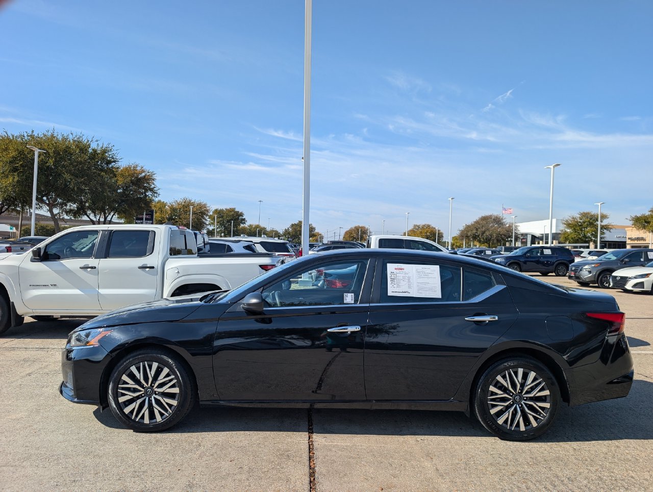 Used 2025 Nissan Altima 2.5 SV FWD image 3