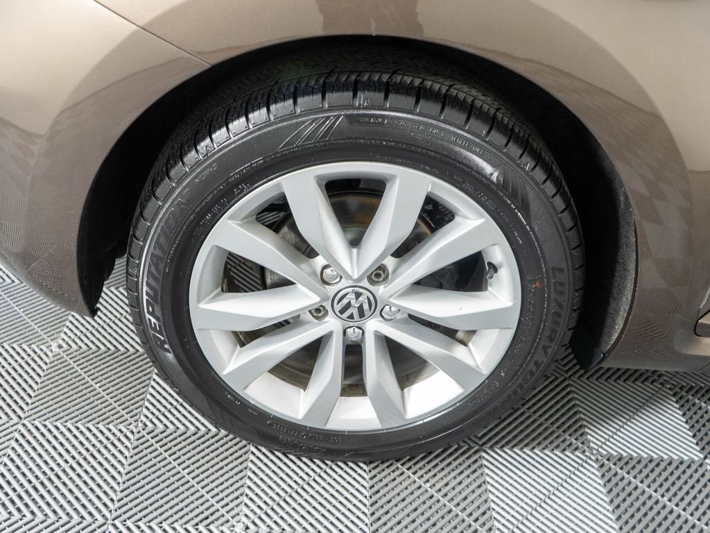 Used 2013 Volkswagen Beetle TDI FWD image 28